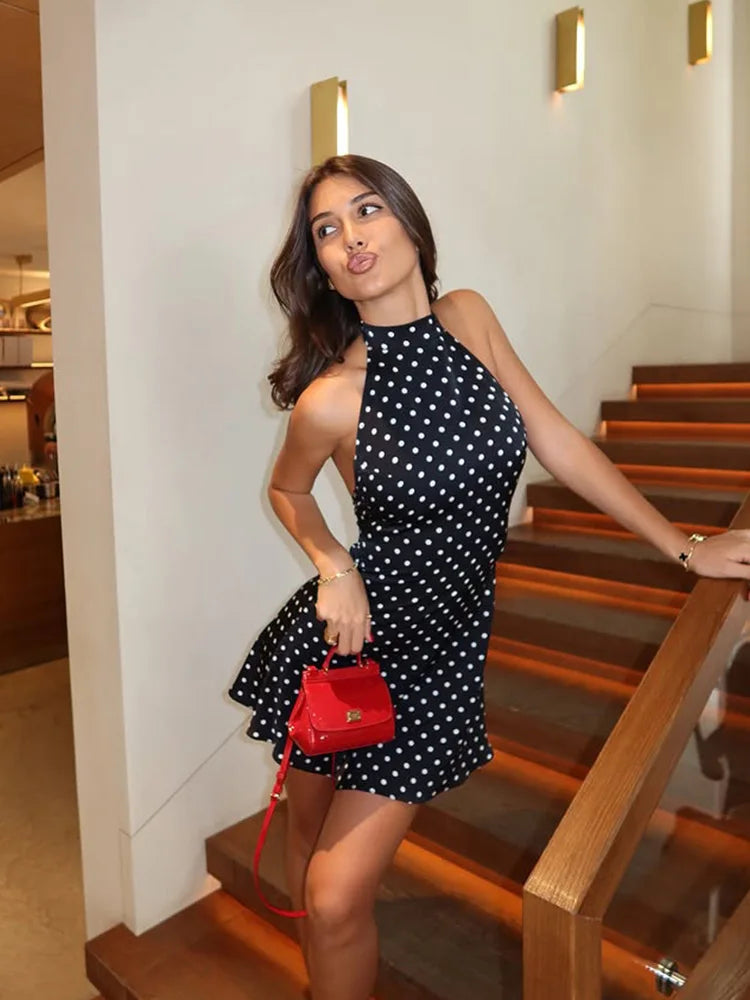 Abito corto a pois, femminile e versatile. Perfetto per look elegante e fresco