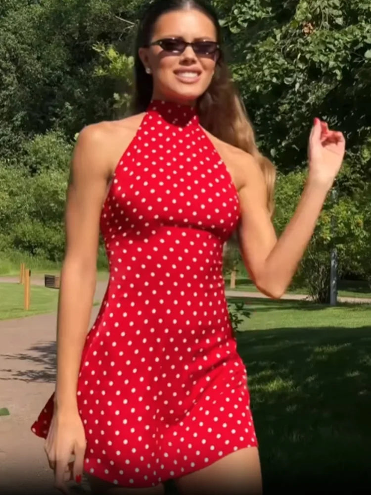 Abito corto a pois, femminile e versatile. Perfetto per look elegante e fresco